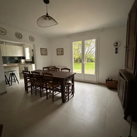 Vakantiehuis Family House With Garden Mesquer