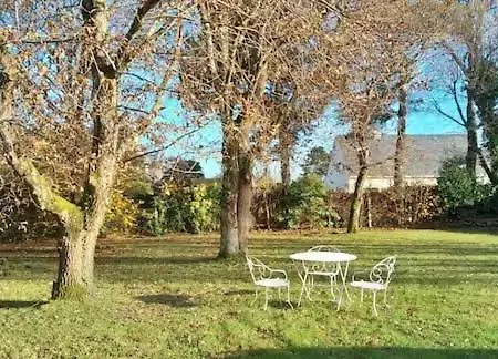 Vakantiehuis Family House With Garden Mesquer